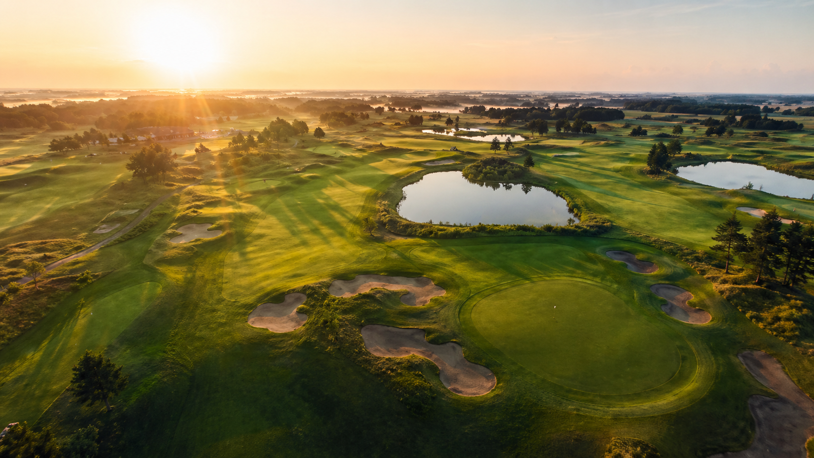 Golfplatz mit Seen im Morgenlicht